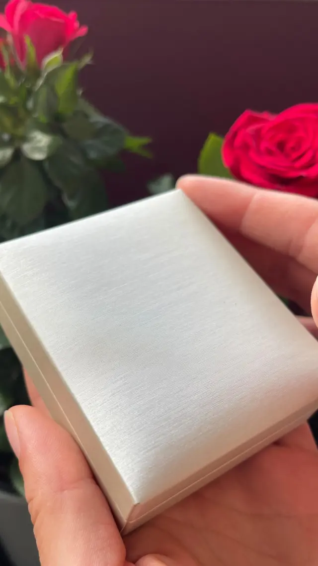 Nog 7 weken voor kerst..

Achter de schermen ben ik bezig met nieuwe collectie, de voorbereidingen voor de @thesalonevents en opdrachten voor klanten.

Wil je jouw kerstcadeau op tijd? Wacht dan niet te lang met het maken van een afspraak. Een handgemaakt juweel maken naar wens kost tijd en aandacht. 

Ga deze kerst voor een duurzaam cadeau dat jaren meegaat en een symbool van verbondenheid en liefde is. Een cadeau om elke dag te dragen en plezier van te hebben. 

Je bent welkom tijdens openingstijden: elke dinsdag van 10.00u -16.30u, andere dagen op afspraak wanneer het jou uitkomt. 

#duurzamecadeaus #juweelontwerpster #goudsmidatelier #kapelle #kerstcadeau #sieraadcadeau #handgemaaktmetliefde🖤 #handgemaaktejuwelen #opmaatgemaaktejuwelen