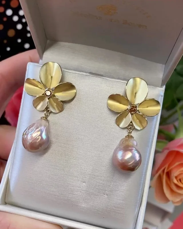 Waarom verdien jij dat sieraad van je dromen ❤️? 

Niet om een ander te pleasen, maar omdat je jezelf erkent als een uniek meesterwerk: krachtig, eigenzinnig en authentiek. 

Het is tijd om niet langer te wachten, maar NU voor jezelf te kiezen met een persoonlijk juweel . 

Geef jezelf het cadeau dat jouw uitstraling versterkt. Durf in jezelf te investeren en in jouw grootsheid te stappen.

Ik ben benieuwd naar jouw droomsieraad 😍👇

#sieradenmeteenverhaal #handgemaaktejuwelen #eigenwaarde #durftestralen✨ #selflovechallenge