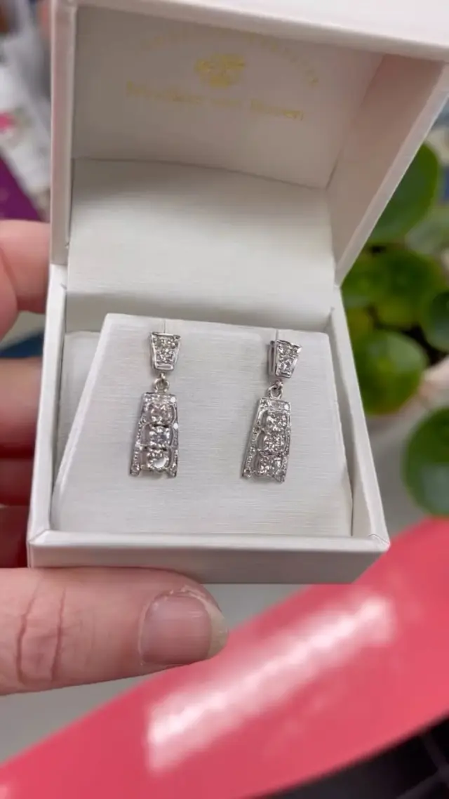 Soms moet er even wat langer nagedacht worden over de juiste oplossing:
 
Mijn klant had deze kapotte armband gekregen uit een erfenis. Hij lag uit elkaar en er misten diamanten. Haar oorspronkelijke idee was om het volledig om te smelten of het middenstuk te behouden als hanger. 

Na een test, waarbij zowel de band als het middenstuk als goud bleef staan op de toetssteen, bleek de band magnetisch te zijn. Dit riep de nodige vragen op en we kozen ervoor dit stuk niet te gebruiken. 

Het idee om het middenstuk als hanger te dragen, bleek ook niet goed uit te komen. We probeerden met een paar oogjes eraan te bevestigen, maar omdat het stuk bol loopt, bleef het niet mooi hangen. 

Samen met mijn klant brainstormde ik over een betere oplossing. Oorbellen bleek ze wel altijd te dragen, dus het werden oorbellen. Zo bleef het oorspronkelijke van het middenstuk intact en de herinnering behouden. Er werden een nieuwe diamant in geplaatsten kleine diamanten verzet. 

Ze was helemaal blij met het resultaat toen ze hem kwam halen! “Deze ga ik heel veel dragen”, zei ze.
Wat zal ze schitteren met deze prachtige gouden oorbellen.
 

Heb je zelf nog oude (kapotte) sieraden waar je iets nieuws van wilt laten maken? Ik nodig je graag uit in mijn atelier voor een brainstormsessie. Maak er. Afspraak via #linkinbio❤️ 
#handgemaaktejuwelen #goudsmidzeeland #sieradenopmaat #oudgoudwordtnieuwsieraad