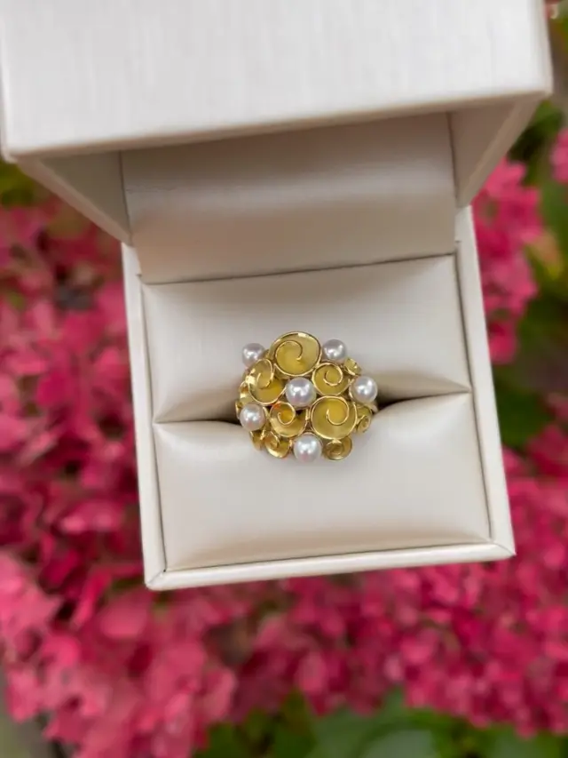 En hier het resultaat:
Meet Audrey, de eerste ring uit de Icons Bouquet serie! (Lees het verhaal in mijn vorige post).

Een collectie bouquetringen in 18 karaat goud, naar inspiratie van verschillende iconische vrouwen uit de geschiedenis.
Ze staan voor authenticiteit, zelfvertrouwen en kracht en hebben elk een uniek karakter.

De volgende die op mijn lijstje staat is een ring voor Frida Kahlo, maar ik sta ook open voor suggesties: van wie zou jij een bouquetring willen zien?

Elke ring is een uniek en handgemaakt kunstwerk om met trots te dragen.

Je kunt deze komen bewonderen tijdens de @thesalonevents aanstaande zaterdag en zondag! 

#uniekering #oneofakindjewelry #cocktailring #18karaatgoud #handgemaaktejuwelen #juweelontwerpster #parelsieraden