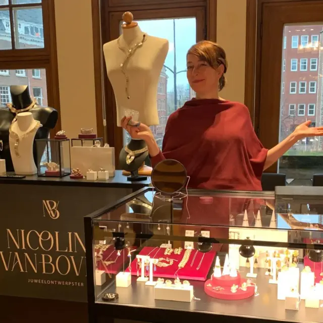 Afgelopen weekend stond ik op de @thesalonevents in Het Nutshuis: een intieme wereld van kunst, antiek en ambacht. Wat een mooie gesprekken, zoveel inspirerende mensen ontmoet en sommige sieraden vonden een nieuwe thuis, want mooie momenten mag je vieren. Dankbaar hiervoor. Het was magisch!

Vooral mijn zilveren statement kettingen Joy en de Bouquetringen kregen veel positieve reacties.  Beiden mijn belangrijkste signatuur stukken, die ik met veel liefde maak.

De Joy kettingen draag je met vreugde, nonchalant en eigenwijs. anders dan anders. Iemand zei zelfs “doet me denken aan Iris van Herpen” wow, dat vind ik een wat groot compliment , maar wel leuk om te horen wat de associaties zijn. Ze zijn zowel stoer als chique.

De Bouquetringen: draagbare boeketten met rozen, allemaal one of a kind, geïnspireerd op iconen als Audrey Hepburn. Jullie zien de liefde erin en het verhaal. Precies waarvoor ik ze maak.

Er was ook veel belangstelling voor de ringen van @raak_jewellery , mijn samenwerking met @david.huycke . We verkochten een mooie met 2 gezwarte bollen. Het stond die vrouw prachtig! Mooi om te zien. 

Dit weekend voelde als verbinding. Het was ook inspirerend om de andere standhouders te ontmoeten. Allemaal leuke en creatieve mensen met een missie.
De positieve feedback en warme reacties zijn een drive om bepaalde collectie uit te breiden en te verbeteren.

#uniekejuwelen #ﬁnejewellery #jewellerydesigner #goudsmidzeeland #wearablehappiness⭐️ #handgemaaktesieraden