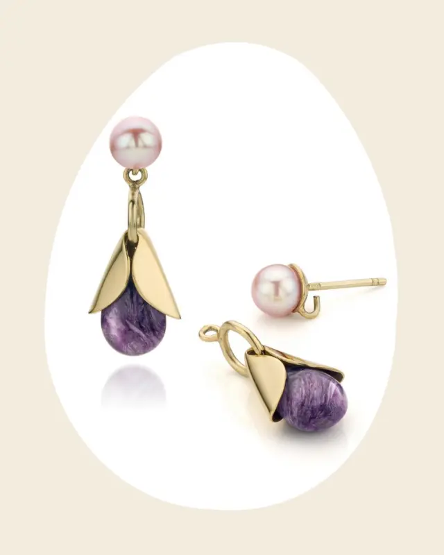 Deze oorbellen zijn geen gewone sieraden, ze zijn jouw luxe paaseitjes om te dragen. 

Gemaakt van 14 karaat goud, met verwisselbare edelstenen die jouw look moeiteloos transformeren. 

Denk aan stekers met zachte, natuurlijke roze parels in combinatie met druppelvormige charoietstenen, elegant gevangen in verfijnde gouden kelken. 

Dit is de ultieme manier om Pasen te vieren met stijl en verfijning. Welke edelsteen kies jij vandaag?

Vrolijk Pasen 🐣

#oorbellenverwisselbaar #verwisselbareedelstenen #goudenoorbellen #pareloorbellen #handgemaakteoorbellen