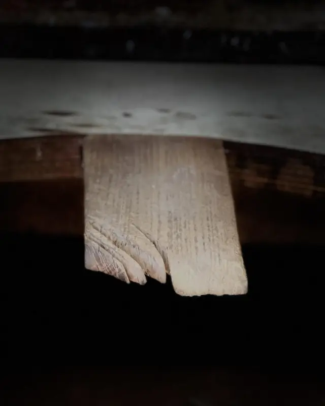 Waar verhalen beginnen aan een werkbank vol sporen van vuur en arbeid. 

Dit is mijn werkbank. Mijn vader maakte hem lang geleden voor me, toen ik nog op de academie zat. Het blad is inmiddels door zuren, vuur en tijd getekend, vol sporen van het maken.

Toch werk ik hier nog steeds het liefst. Elke kras en brandvlek vertelt een stukje van mijn passie voor dit ambacht. De vijlpin is precies naar mijn hand gevormd, letterlijk. 

Dit is de plek waar ruwe ideeën langzaam veranderen in juwelen met een verhaal.

#juweelontwerper #ambacht #handgemaakt #goudsmid #goudsmidmetpassie