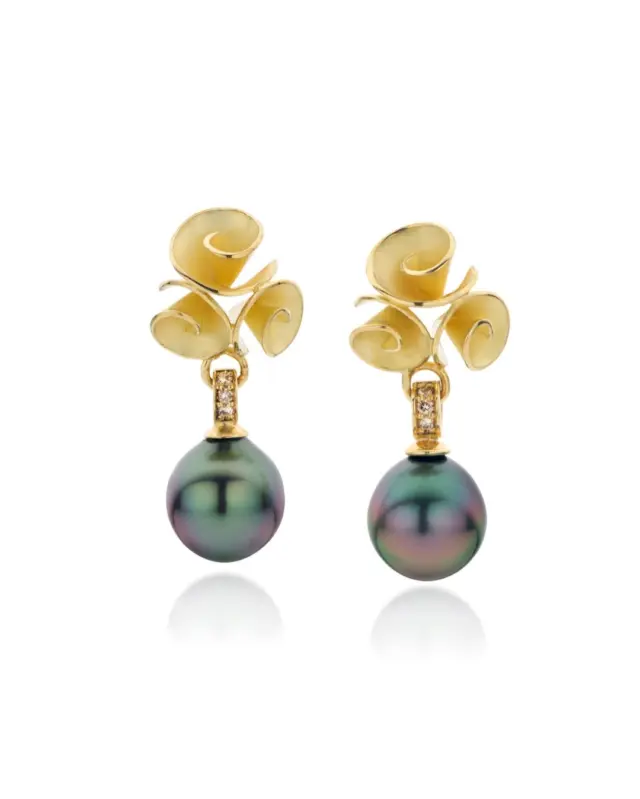 Vier de vrouw die onvoorwaardelijk liefheeft met een cadeau dat haar kracht en schoonheid weerspiegelt. 
Mijn collectie Roses Pour Toi oorbellen zijn een signatuur van elegantie en persoonlijke expressie. Van subtiele stekers tot sprankelende diamanten en parels: er is een perfecte match voor elke moeder. Geef haar niet zomaar een cadeau, geef haar een herinnering aan haar unieke kracht. Voor Moederdag, laat je haar stralen met een paar roosjes oorbellen, omdat zij het verdient om gezien en gevierd te worden.

Welk paar past het beste bij jou moeder? Deel en tag haar hieronder. 

#sieradenmeteenverhaal #handgemaakteoorbellen #luxesieraden #moederdagcadeautip