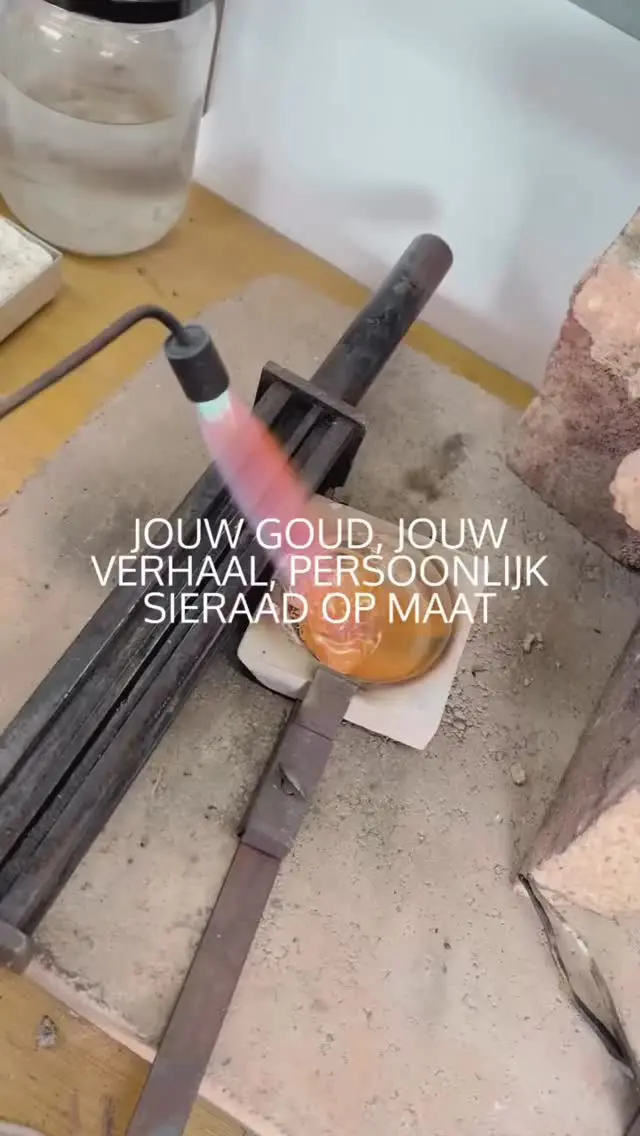 Laat je oude goud niet ongezien in een doosje liggen. Geef het een tweede leven als een uniek, persoonlijk sieraad dat jouw verhaal draagt. Ik transformeer jouw emotionele goud in een krachtig statement dat alleen jij kunt dragen. Jouw stijl, jouw herinneringen, jouw kracht, handgemaakt en op maat voor jou. 

#persoonlijksieraadopmaat #handgemaaktesieraden #oudgoudnieuwsieraad #oudgoudomsmelten #juweelontwerp