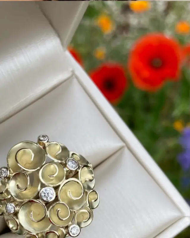 INSPIRATIE 

Er schuilt een diepe geruststelling in de herhalingen van de natuur: 

de zekerheid dat na elke nacht een dageraad komt, en na elke winter een lente ontwaakt. 

Dit oneindige ritme inspireert de vormen en structuren van mijn juwelen.

#exclusievejuwelen #wearableartjewelry #bouquetring #handgemaaktejuwelen #statementjewellery❤️