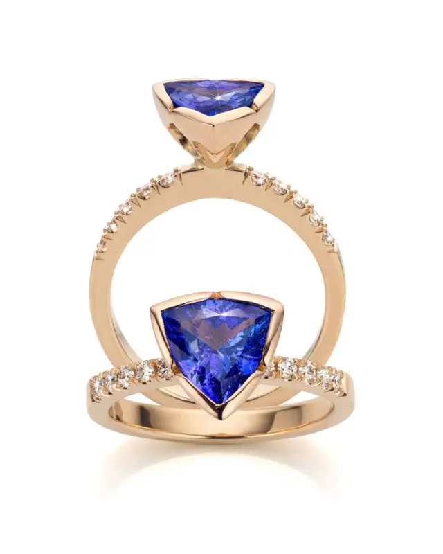 Allure is een collectie met een statement van durf en verfijning, waar onverwachte combinaties van bijzondere edelstenen samenkomen in 18-karaats goud. Denk aan mismatch oorbellen, ringen met edelstenen in intense kleuren en diamant, bouquetringen met een verhaal. Alles one of a kind. 

Voor vrouwen die niet bang zijn om anders te zijn en hun unieke persoonlijkheid willen laten stralen. Elk stuk vertelt een verhaal van luxe en persoonlijkheid, ontworpen om jouw innerlijke allure zichtbaar te maken. Durf jij te schitteren?

 #allurecollectie #statementjewellery #uniekestijl #Juweelontwerpster #18kgoldjewelry