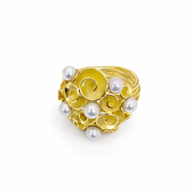 Ik keek een tijd geleden een docu over Coco Chanel en ineens wist ik het: ik maak een collectie bouquetringen geïnspireerd op iconische vrouwen.

Deze ring is de eerste daarvan: parels die de tijdloze elegantie en stille kracht van Audrey Hepburn vangen. De kracht van kwetsbaarheid laten zien.

De Bouquetringen uit de Allure Collectie zijn handgemaakte kunstwerken om te dragen, geïnspireerd op de tijdloze schoonheid van de roos. Een symbool voor liefde, vreugde en genegenheid.

Voor de volgende Icon Bouquetringen heb ik al wat edelstenen en een bron van inspiratie liggen. 

Heb jij ideeën voor iconische vrouwen wat je een bouquetring voor wilt zien? Deel ze hieronder met me 🤩

#statementjewellery❤️ #audreyhepburnstyle #jouwstijl #wearableart #allurecollectie