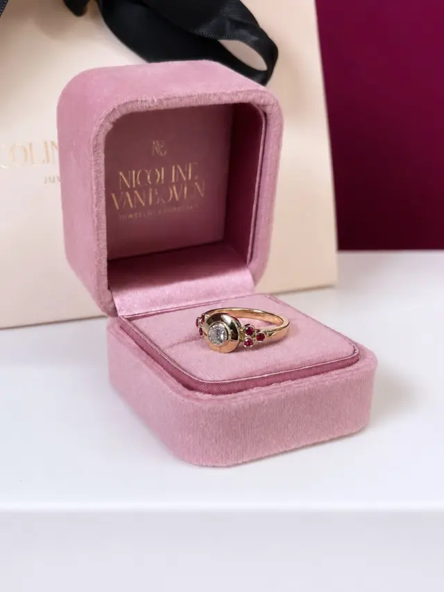 Een diamant met een verhaal. 

Deze klant mocht van haar opa een ring laten maken van zijn oude trouw- en zegelring. In de ring werd een bijzondere diamant verwerkt, die uit haar familie komt. De diamant bleek van een oude tante te zijn, die ooit bij een diamantair in Antwerpen werkte. Het fijne wisten ze er ook niet van.

Samen hebben we een prachtige ring ontworpen, met robijnen aan weerszijden. Ze kwam hem net ophalen en is helemaal blij met haar ring!!
Deze ring het is een stukje familie en geschiedenis om voor altijd te koesteren.

#uniekering #sieraadinopdracht #handgemaaktejuwelen #oudgoudwordtnieuwsieraad #sieraadmeteenverhaal