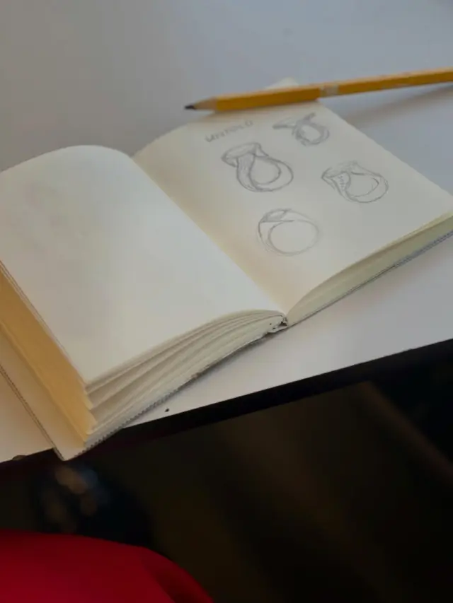 UNFOLD

Een nieuwe collectie in de maak.

Over vormen die zich langzaam ontvouwen.
Alsof iets wat al die tijd verborgen zat, eindelijk zichtbaar mag worden.

Ontstaan vanuit één vloeiende beweging.
Gevouwen, gevormd en opgebouwd uit natuurlijke lijnen.
Gesierd met karaktervolle edelstenen.

Een collectie over loslaten, veranderen
en steeds dichter bij je eigen vorm komen.

Binnenkort meer…

#uniekeringen #cocktailringen #unfold #jouwstijl #handgemaaktejuwelen