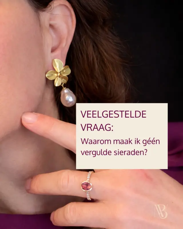 Waarom maak ik geen vergulde sieraden?

Door de hoge goudprijs zie je steeds meer sieraden die verguld zijn.
En daar is op zichzelf natuurlijk niets mis mee. Voor sommige mensen is het een mooie manier om een gouden uitstraling te dragen voor een lagere prijs.

Maar het past niet bij hoe ik naar sieraden kijk.

Ik wil sieraden maken die niet alleen mooi zijn op het moment dat je ze koopt, maar die hun schoonheid en waarde zo lang mogelijk behouden.

Daarom kies ik voor massief goud.

Een sieraad dat je jarenlang kunt dragen, kunt laten herstellen en kunt blijven koesteren. Zonder dat je afhankelijk bent van een laagje dat na verloop van tijd kan slijten. Een reparatie of opnieuw vergulden is bovendien niet altijd eenvoudig of vanzelfsprekend.

Massief goud blijft goud. En het materiaal kan uiteindelijk opnieuw worden gebruikt voor een volgend sieraad.

Daarom werk ik ook zo graag met oud goud van mijn klanten.
Zo krijgt bestaand goud een nieuw leven, terwijl de emotionele waarde van het materiaal mee kan reizen naar een nieuw sieraad.

Voor mij is dát waarde.

Kwaliteit boven kwantiteit.
Schoonheid van blijvende waarde.

#echtgoudensieraden #sieradenvanoudgoud #duurzamesieraden #handgemaaktejuwelen #erfstukvoordetoekomst