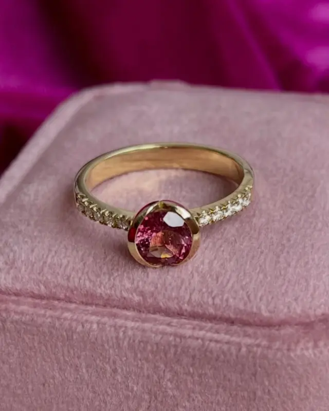 Intens..

#rozetoermalijn #solitairering #uniekeverlovingsring #handgemaaktejuwelen #exclusievegoudenring