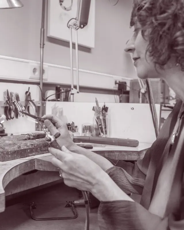 Vanaf morgen ben ik er weer! 

Vanaf morgen is mijn atelier weer iedere dinsdag geopend.
Zin om even binnen te lopen, rond te kijken of iets moois uit te zoeken? Je bent van harte welkom.

Elke dinsdag van 10.00u-16.30u
(Andere dagen op afspraak).

Ik kijk ernaar uit je weer te zien! 

Liefs,
Nicoline 

#goudsmidzeeland #juweelontwerpster #jewellerydesign #uniekesieraden #handgemaaktejuwelen