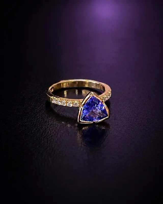 MYSTERIEUS 

een andere nacht.
Dezelfde droom. Een andere kleur.

18 karaat roségoud met een tanzaniet in diep paarsblauw, vergezeld van diamanten.

Midsummer Night’s Dream.

#solitaireengagementring #uniekering #handgemaaktering #edelsteenringen #juweelontwerp