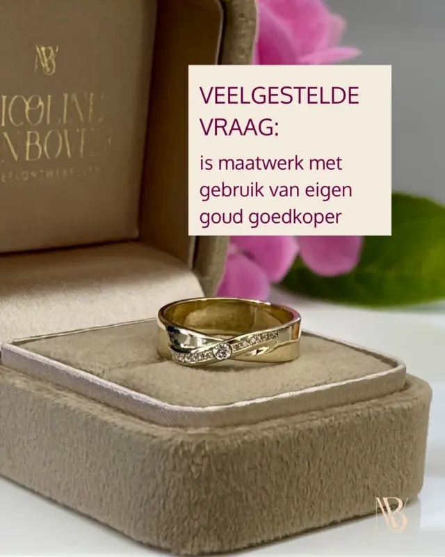 VEELGESTELDE VRAAG: is maatwerk met gebruik van eigen goud goedkoper?

Niet per se.

Wanneer je je eigen goud gebruikt, bespaar je natuurlijk op de materiaalkosten. Maar een maatwerk sieraad vraagt vaak juist méér tijd en vakmanschap. 
Oud goud moet bijvoorbeeld eerst worden beoordeeld en bewerkt voordat het opnieuw kan worden gebruikt.

Je bespaart dus op het goud, maar niet automatisch op het maakwerk.

Heb je een sieraad uit mijn collectie gezien dat helemaal perfect is voor jou? Dan is het vaak voordeliger om je oude goud in te leveren en de waarde daarvan te verrekenen met de prijs van het sieraad.

Zo geef je je oude goud een nieuwe bestemming én houd je een sieraad over waarvan je weet: dit is precies wat ik wil dragen.

#oudgoudkrijgteennieuwleven #oudgoudnieuwsieraad #uniekesieraden #goudenjuwelen #juweelontwerpster
