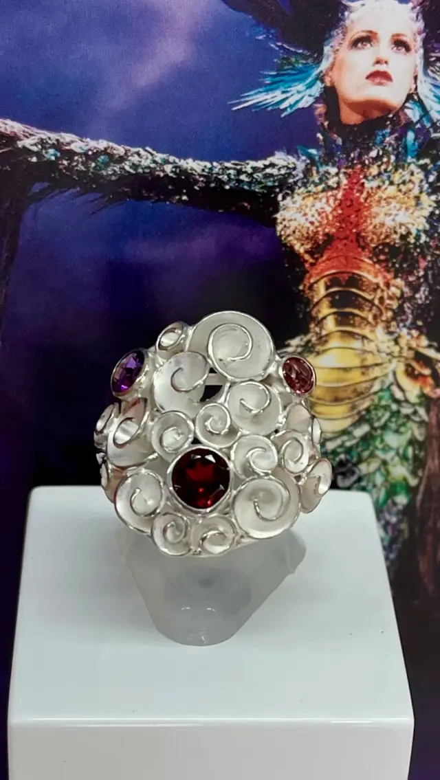 Amethist, granaat en toermalijn komen samen in een rijk, bloemachtig ontwerp van zilver. 
Een beetje romantisch, een beetje extravagant.

Niet alledaags, maar wel zeer draagbaar voor elke dag. Een sieraad met een eigen karakter.

Deze one of a kind statement ring is direct beschikbaar in de webshop #linkinbio❤️ 

#statementring #cocktailring #zilverenringmetedelsteen #bouquetring