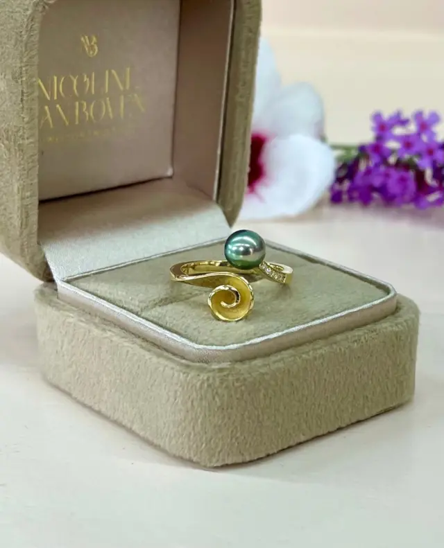 Rosés pour toi 🌹

Mijn unieke variant op de klassieke toi et moi-ring.

Een enkele roos aan de ene kant, aan de andere kant een bijzondere edelsteen, parel of diamant. Soms met, soms zonder diamant.

Ook prachtig als verlovingsring: romantisch, elegant en verfijnd.

De modellen op de foto zijn direct beschikbaar in mijn collectie. Zit jouw ringmaat of kleur er niet tussen? Deze ringen zijn ook te personaliseren met jouw lieveling edelsteen, geboortesteen, een persoonlijke gravure of met jouw oude dierbare goud erin verwerkt.
