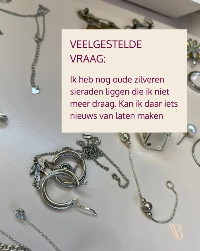 heb nog oude zilveren sieraden liggen die ik niet meer draag. Kan ik daar iets nieuws van laten maken?
In principe kan dat, maar ik werk voor nieuwe sieraden met nieuw zilver.

Oud zilver kan onzuiverheden bevatten. Daardoor is het en is het niet altijd geschikt om opnieuw tot een mooi sieraad te verwerken van mooie kwaliteit.

Financieel is het niet interessant: De waarde van het zilver weegt niet optegen de kosten van het omsmelten en opnieuw verwerken tot een nieuw sieraad.

Heeft het sieraad vooral emotionele waarde? Dat snap ik. Dan is het goed om te weten dat je voor het hergebruik van het zilver meer betaalt dan een nieuw zilveren sieraad.

Bij goud ligt dat anders. De waarde van goud is vele malen hoger dan die van zilver. Daardoor weegt de waarde van het oude goud wél op tegen de kosten van het verwerken ervan.

Daarom is het bij oude gouden sieraden vaak wél interessant om het goud te hergebruiken.

Nicoline Van Boven, juweelontwerpster | atelier Kapelle, Zeeland 

#exclusievejuwelen #highendjewellery #jewellerydesign #uniekesieraden #handgemaakt