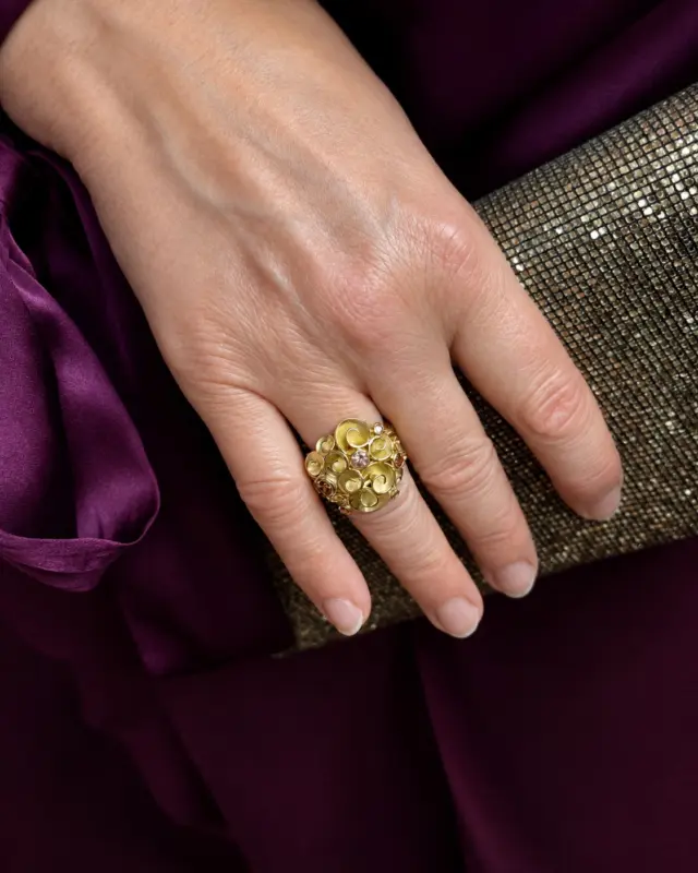 Sommige sieraden zijn er niet om op de achtergrond te blijven.

Bouquet de Luxe is een handgemaakt boeket van 18 karaat goud en roze toermalijnen. Elke steen heeft haar eigen tint roze, waardoor het geheel bijna lijkt te bloeien aan je hand.

Een uitgesproken ontwerp voor wie zoekt naar een juweel met een eigenzinnige uitstraling.
Deze uitvoering is er één uit mijn Allure collectie en is momenteel beschikbaar.

En laat toermalijn nu net de geboortesteen zijn van oktober. Roze toermalijn staat voor zelfliefde en rust.

Liefs Nicoline