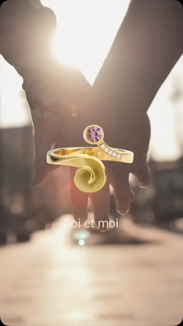 Jij & ik. 
De Toi et Moi-ring: letterlijk jij en ik, kent een lange romantische geschiedenis. 
De ring werd beroemd toen Napoleon Bonaparte in 1796 Joséphine ten huwelijk vroeg met een ring waarin twee verschillende edelstenen naast elkaar samenkwamen.
Twee stenen. Twee mensen. Samen één geheel.

Mijn Roses Pour Toi is mijn eigen, poëtische variant op dat klassieke idee.
Aan de ene kant een gestileerde roos.  Aan de andere kant een edelsteen. 
Een roos voor jou. Een edelsteen voor degene die je liefhebt.
Of misschien andersom.

Want liefde laat zich niet vangen in één betekenis. Het gaat om twee unieke werelden die naast elkaar bestaan, elkaar aanvullen en samen iets bijzonders vormen.
Roses Pour Toi, een moderne ode aan jij & ik.

#toietmoiring #verlovingsring #uniekeverlovingsring #handgemaakteverlovingsring #alternativeengagementring