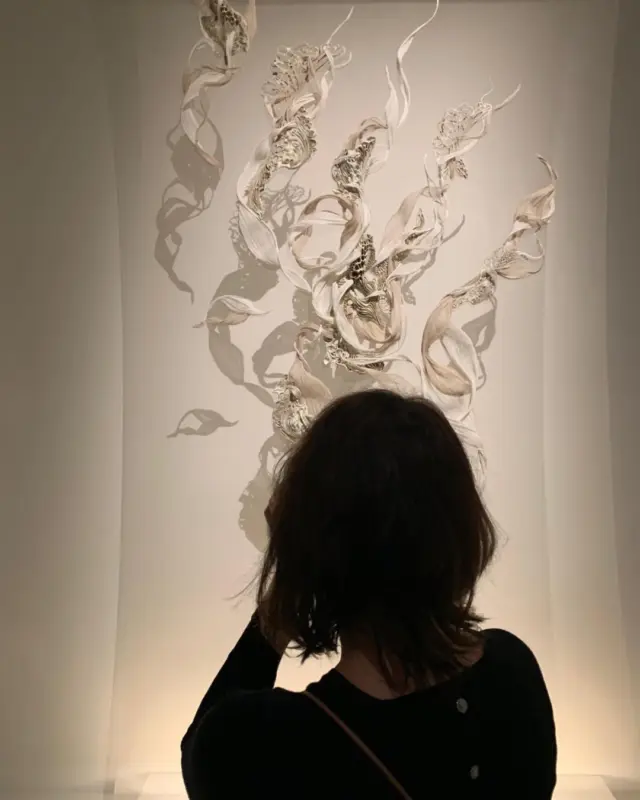 INSPIRATIE 

Soms bezoek ik een tentoonstelling zonder precies te kunnen uitleggen wat me geraakt heeft.

Geen letterlijke inspiratie.

Niet een specifiek kunstwerk. Niet een bepaalde techniek.

Eerder een gedachte. Een sfeer. Een manier van kijken.

Alsof een kunstenaar even een raam opent naar een wereld die je nog niet kende.

Op dat moment doe ik daar niets mee.

Maar ergens blijft het aanwezig.

En soms komt het pas veel later, bijna ongemerkt, terug in mijn werk. Niet letterlijk, maar in de keuzes die ik maak. In een gevoel of een detail dat ik probeer vast te leggen.

Dat vind ik misschien wel het mooiste aan kunst.

Dat ze je niet altijd direct inspireert.

Soms verandert ze gewoon, heel langzaam, de manier waarop je kijkt.
 

#sieradeninspiratie #wearableart #jewellerydesign #juweelontwerp #exclusievejuwelen