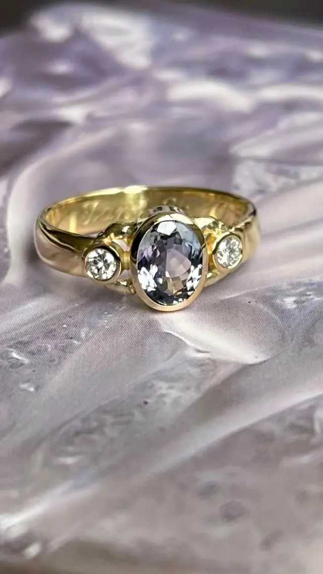 Van oude trouwring en kinderringetje naar een nieuw dierbaar erfstuk

Sommige sieraden dragen zoveel herinneringen met zich mee, dat je ze het liefst altijd bij je wilt houden. Maar soms zijn ze versleten, passen ze niet meer bij je of zijn ze simpelweg niet meer draagbaar.

Eerder mocht ik haar versleten trouwring al omsmelten tot een nieuw model uit mijn collectie. Nu was de trouwring van haar oma aan de beurt, samen met een ringetje uit haar kindertijd.

Het kinderringetje was te dun om opnieuw te dragen, maar de kleine elementjes rondom het steentje wilde ze heel graag behouden. Samen maakten we een ontwerp voor een ring die weer helemaal bij haar past.

Aanvankelijk koos ze voor een rode toermalijn. Helaas bleek daarvan aan de onderkant een stukje af te zijn. Dus begonnen we opnieuw. En weet je? Dat pakte eigenlijk nog mooier uit. 

Ze koos nu voor een schitterende tanzaniet van @narus.gemstonesnl in haar lievelingskleur blauw. De diamant die we van de eerdere ring hadden overgehouden, kreeg een plek aan de zijkant. Aan de andere kant voegde ik nog een nieuwe diamant toe.

Zo kwamen drie verhalen samen in één nieuw ontwerp: de herinnering aan haar oma, de vertrouwdheid van haar kinderringetje en een ring die past bij wie ze nu is. 

Oude herinneringen, een nieuw begin.

Nu kan ze de ring weer met liefde dragen, koesteren én doorgeven. Een dierbaar erfstuk voor de toekomst, met een heel persoonlijk verhaal.

En natuurlijk mag ze er weer helemaal mee shinen. 

#persoonlijkesieraden #oudgoudnieuwesieraad #sieraadmeteenverhaal #erfstuk #maatwerkjuwelen