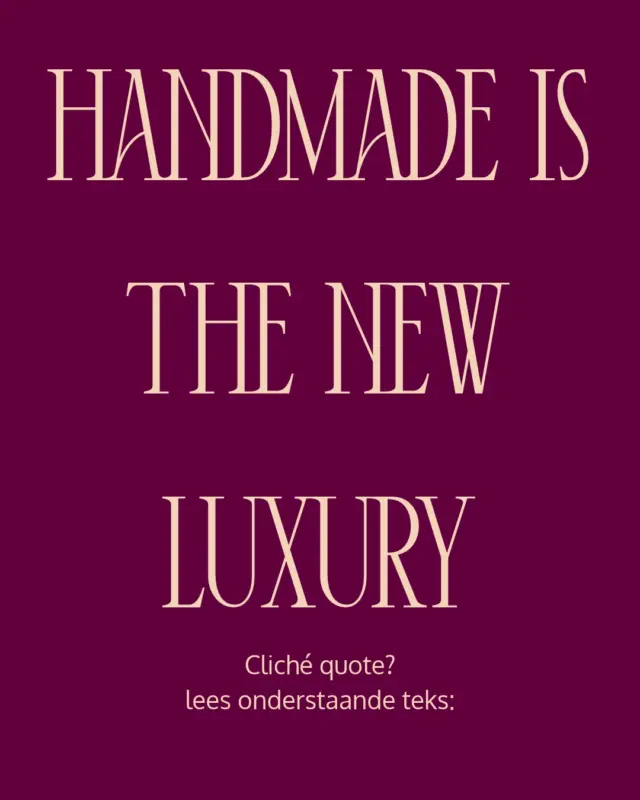 HANDMADE IS THE NEW LUXURY

Een cliché? Misschien. Maar achter een handgemaakt sieraad zit vaak meer dan je aan de buitenkant ziet.

Ik ontwerp en maak mijn sieraden zelf met de hand. Soms maak ik gebruik van moderne technieken, zoals gieten of 3D-printen. Soms kan dat bij ontwerpen die met de hand moeilijk te maken zijn een uitkomst zijn.

Voor mijn nieuwe collectie Unfold koos ik daarom voor 3D-printen. Ik dacht tijd en materiaal te besparen, maar de praktijk bleek weerbarstiger.

De geprinte ringen hadden erg veel nabewerking nodig om de oppervlakken mooi glad te krijgen. En bij het zetten van de edelstenen bleek een deel van de constructie technisch niet geschikt. Eén ring kon worden afgewerkt, de andere ringen kwamen terug. En ik werk echt met een super goede zetter.

Dat betekent opnieuw nadenken, aanpassen en zoeken naar een oplossing. Terwijl ik juist dacht een stap vooruit te zetten.

Het hoort misschien bij het ontwikkelen van iets nieuws, maar makkelijk is het niet. Achter ieder ontwerp zitten keuzes, technische uitdagingen en heel wat uren die je niet direct terugziet in het eindresultaat.

Uiteindelijk wil ik een sieraad maken dat niet alleen mooi is, maar ook technisch klopt. Daar neem ik de tijd voor. Ook als dat betekent dat ik opnieuw moet beginnen. 

En ook daar leer ik van. 

Want een ontwerp is voor mij pas af als het aan mijn eigen eisen voldoet.

Hopelijk zijn de ringen toch nog op tijd klaar voor de prachtige beurs in Hotel des Indes waar ik aan deelneem op 3 t/m 6 december @thesalonevents 

Natuurlijk ben je van harte welkom om langs te komen. 
Wil je een link voor een gratis ticket? Deze is enkel voor mijn klanten en volgers en kun je bemachtigen door je op mijn nieuwsbrief in te schrijven (onderaan de homepagina van mijn website: linkinbio)

Misschien ontmoet ik je daar? 

#handmadeisthenewluxury #uniekesieradenhandgemaakt #juweelontwerp #finejewelrydesign #goudsmidatelierzeeland