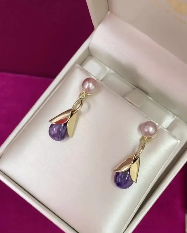 Soms wil je klassiek. Soms mag het wat uitgesprokener.

Deze gouden oorbellen combineren zachtroze zoetwaterparels met paarse charoiet in handgemaakte gouden kelkjes. Samen vormen ze een warm, kleurrijk geheel. Maar je kunt de onderdelen ook afzonderlijk dragen.

De parels met een gouden haakje voor een rustige uitstraling. De paarse hangers als je wat meer kleur wilt. Of combineer de oorstekers en hangers met andere edelstenen om jouw eigen combinaties te maken.

Een bijzonder sieraad om jezelf cadeau te doen. En om op jouw manier te blijven dragen.

#uniekeoorbellen #goudenoorbellen #oorbellenmetedelstenen #verwisselbareoorbellen #jouweigenstijl